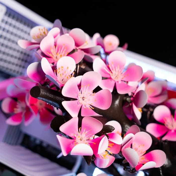 Aftershock Cherry Bloom: un PC con RTX 5080 y 70 flores de titanio que se abren con el calor