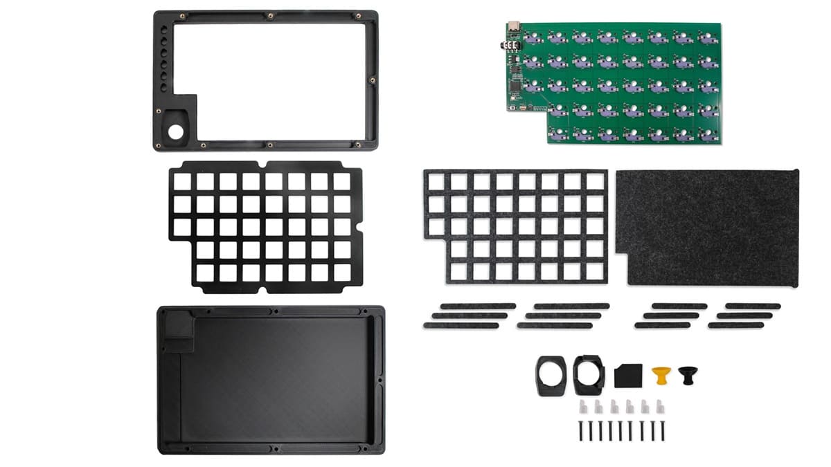 Tiwaz es un teclado mecánico dividido de 76 teclas con dos joysticks y cada mitad funciona por separado