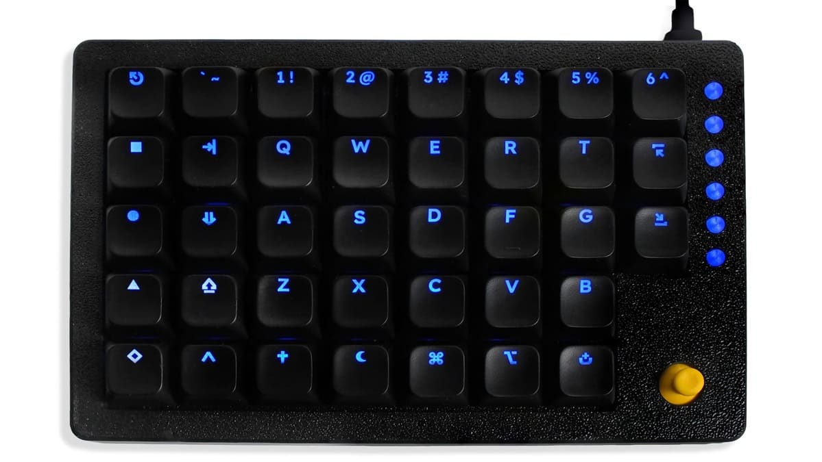 Tiwaz es un teclado mecánico dividido de 76 teclas con dos joysticks y cada mitad funciona por separado