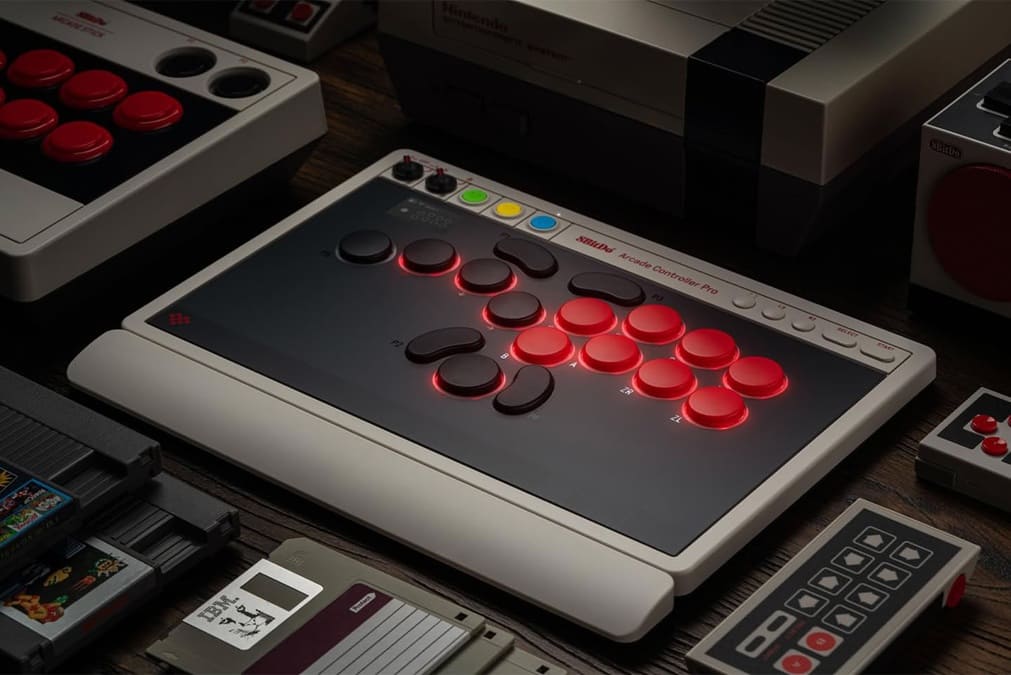 8BitDo Arcade Controller Pro llega con 17 botones, pantalla integrada y switches intercambiables