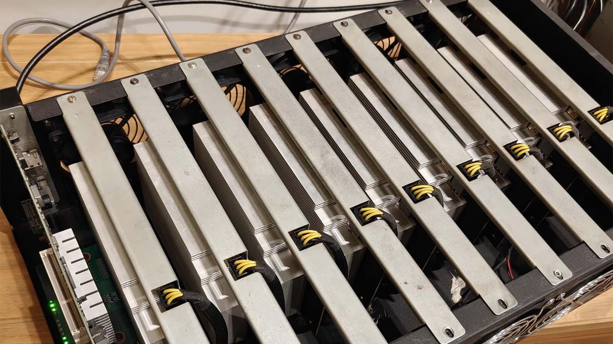 Un usuario compra por 35 dólares un rig con nueve GPU NVIDIA P106 y 54 GB de VRAM para IA local