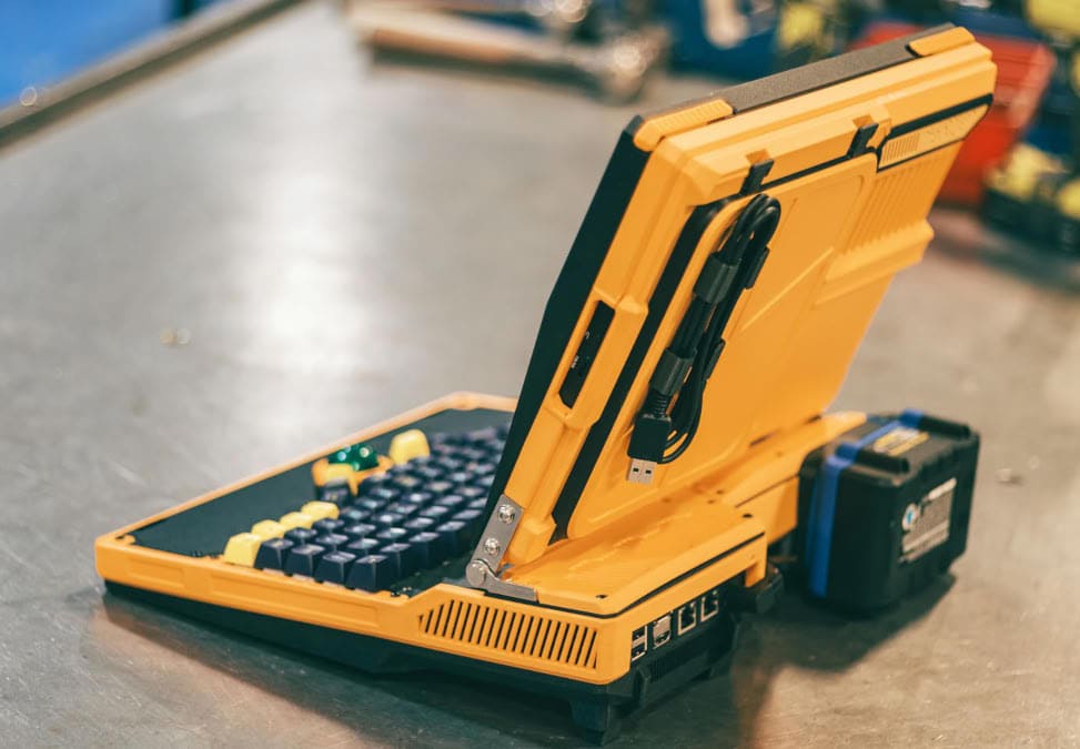 Slurptop: un portátil casero con Ryzen 7 7730U, teclado mecánico y batería de herramientas