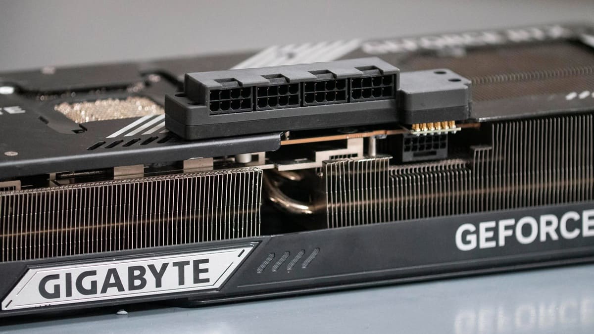 Una RTX 5090 modificada utiliza cuatro conectores PCIe de 8 pines para reducir el calentamiento