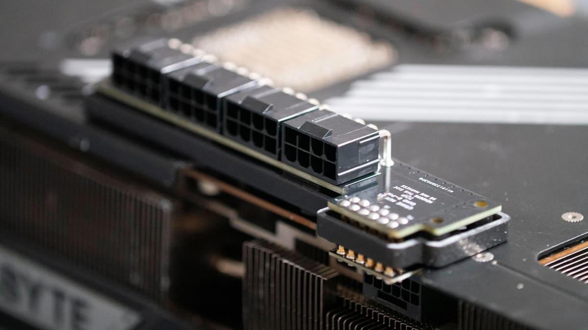 Una RTX 5090 modificada utiliza cuatro conectores PCIe de 8 pines para reducir el calentamiento