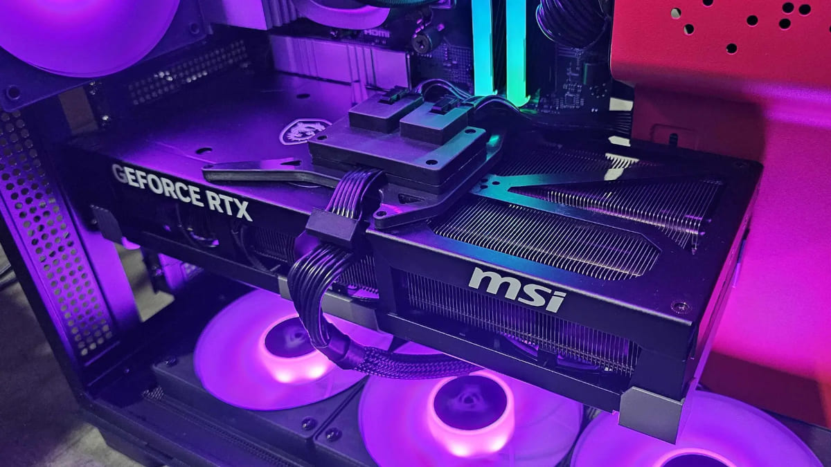 Un mod de la RTX 5090 añade dos conectores PCIe de 8 pines y mantiene menos de 40 °C a 550W